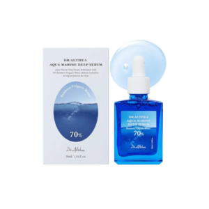 Dr. Althea Aqua Marine Deep Serum – tai intensyviai drėkinantis ir odą puoselėjantis serumas, sukurtas siekiant atkurti optimalų odos drėgmės balansą bei suteikti jai gaivumo pojūtį. Lengvos tekstūros formulė greitai įsigeria į odą, nepalieka lipnumo jausmo ir puikiai tinka kasdienei veido odos priežiūrai. Serumo sudėtyje esantys jūrinės kilmės ingredientai padeda palaikyti odos drėgmės lygį, suteikia odai elastingumo bei švelnumo. Reguliariai naudojant, oda atrodo lygesnė, skaistesnė ir gyvybingesnė. Produktas padeda sustiprinti odos apsauginį barjerą bei palaikyti sveiką jos išvaizdą.